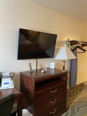 Room, 1 King Bed, Non Smoking | Living area | Flat-screen TV
