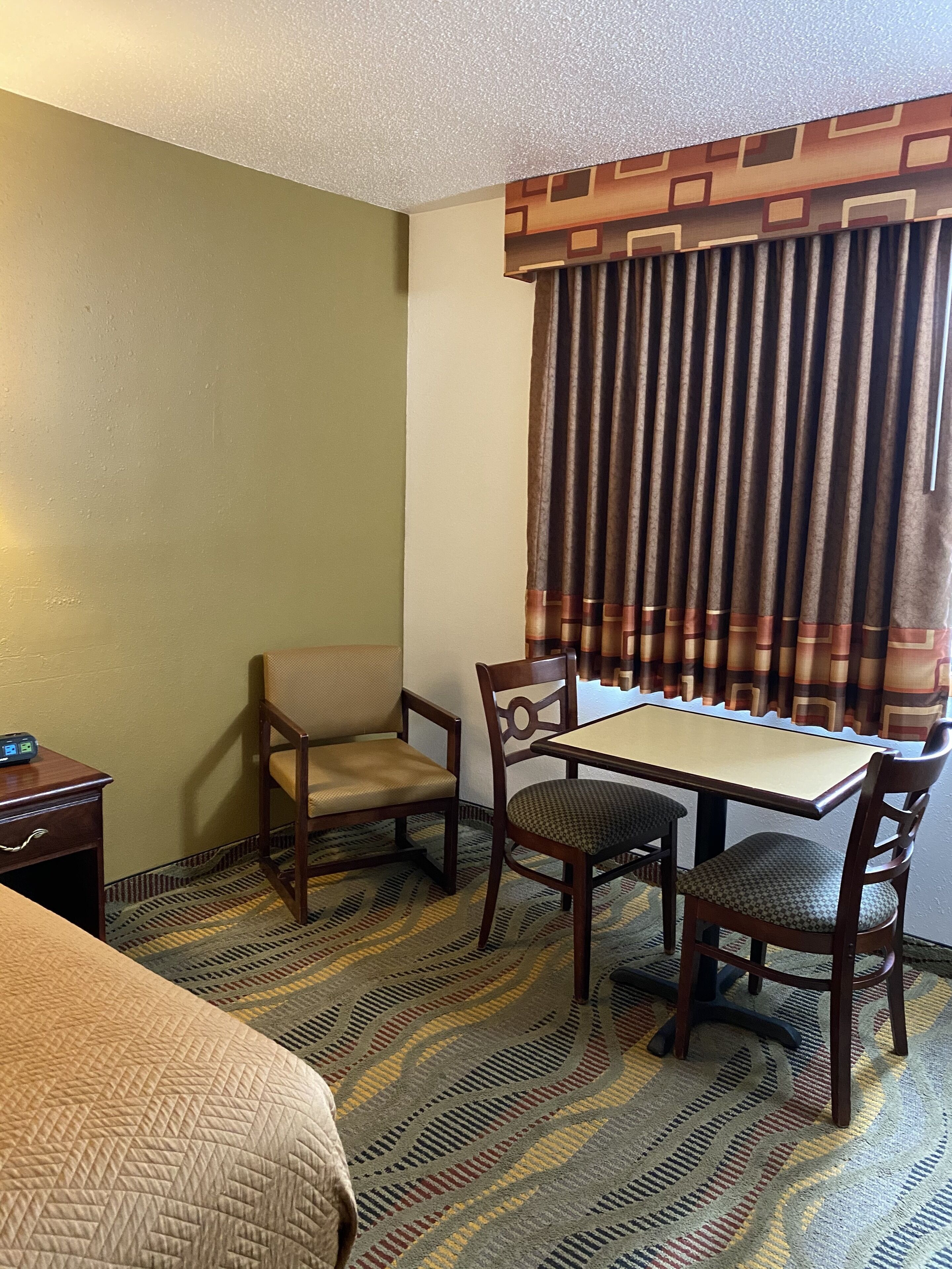 Room, 1 King Bed, Non Smoking | Living area