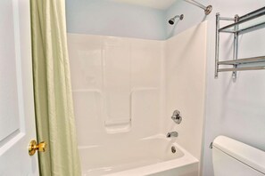 Combined shower/bathtub, free toiletries, towels - Exceed Inn (Indianapolis)