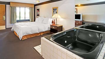 Classic Studio Suite, 1 King Bed, Hot Tub | Individually decorated, individually furnished, blackout curtains