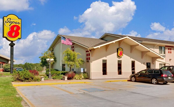 Simple, convenient accommodations with a flat roof and parking available.