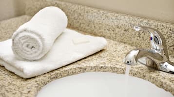 Combined shower/bathtub, free toiletries, hair dryer, towels