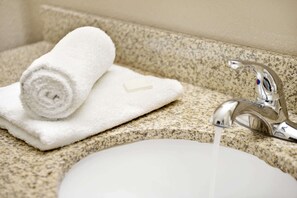Duschwanne, kostenlose Toilettenartikel, Haartrockner, Handtücher