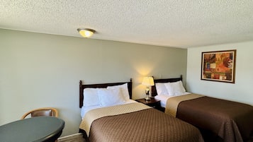 Chambre, 2 lits doubles | Bureau, rideaux occultants, Wi-Fi gratuit, draps fournis