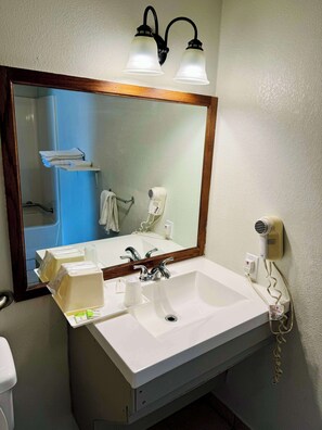 Duschwanne, kostenlose Toilettenartikel, Handtücher