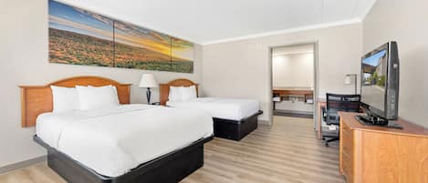 Habitación, 2 camas matrimoniales, para no fumadores, vista a la alberca | Edredón, escritorio, tabla de planchar con plancha y cunas gratuitas