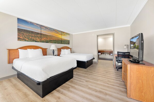 Chambre, 2 lits doubles, non-fumeur, vue sur la piscine | Couette en duvet, bureau, fer et planche à repasser