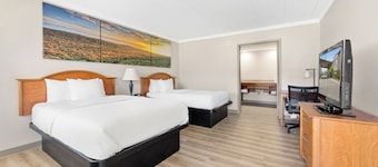 Days Inn & Suites by Wyndham Roseville/Detroit Area