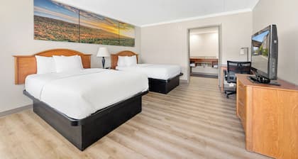 Days Inn & Suites by Wyndham Roseville/Detroit Area