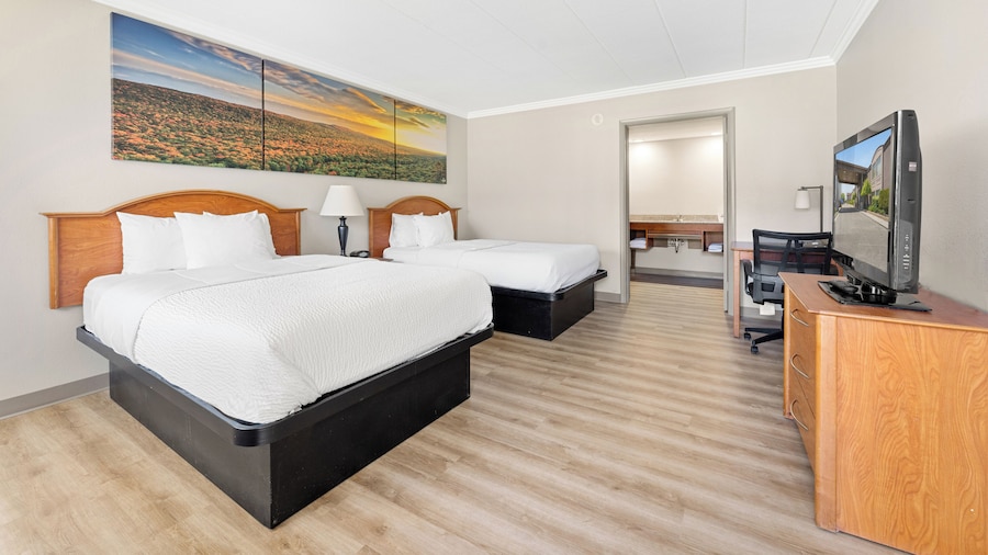 Days Inn & Suites by Wyndham Roseville/Detroit Area