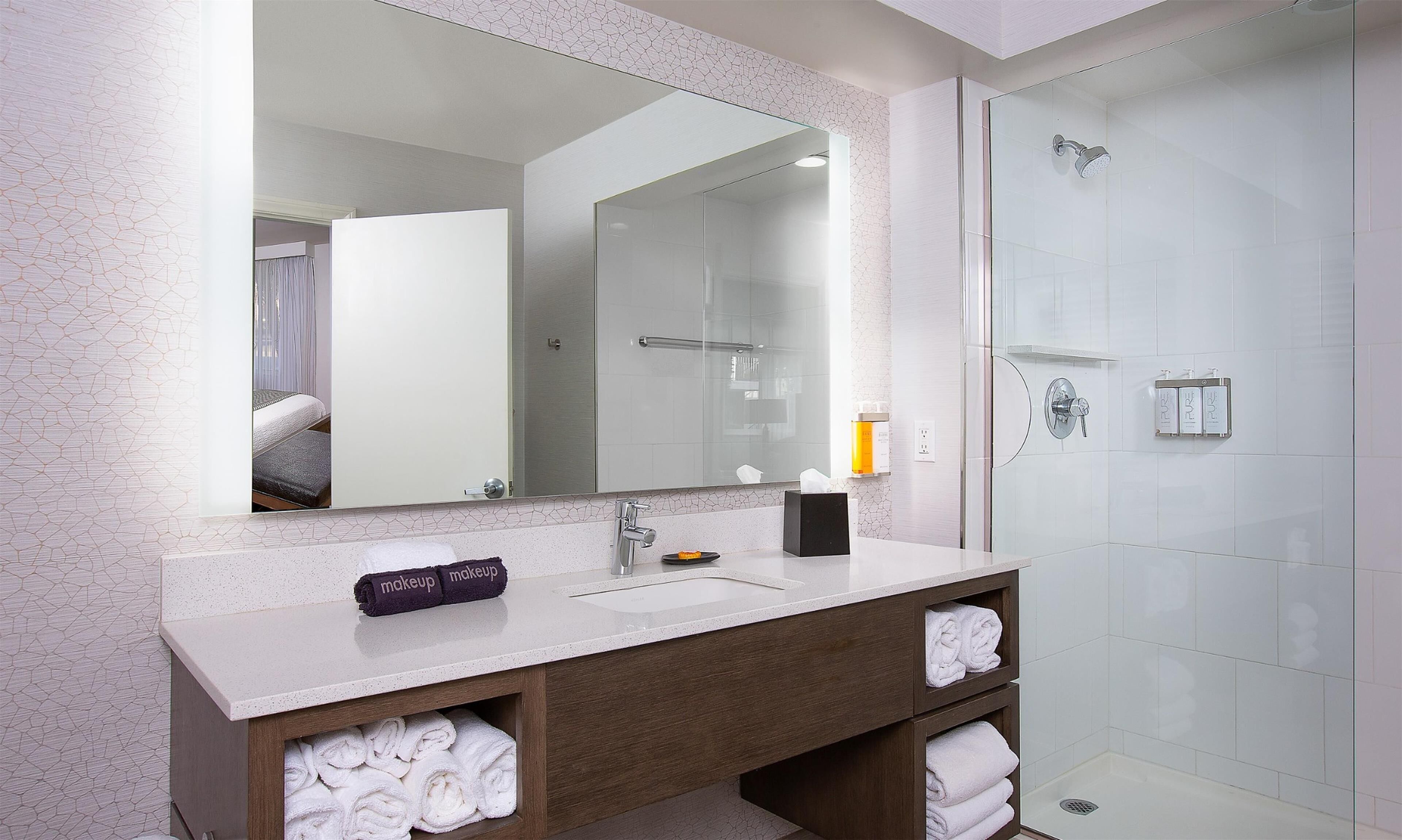 suite, 2 bedrooms | bathroom | free toiletries, hair dryer, bathrobes, towels