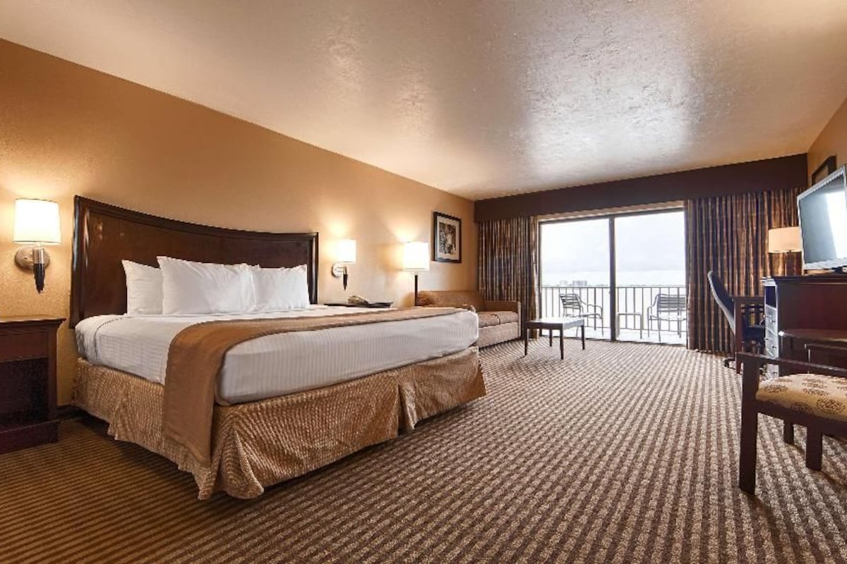 Desk, iron/ironing board, free WiFi, bed sheets