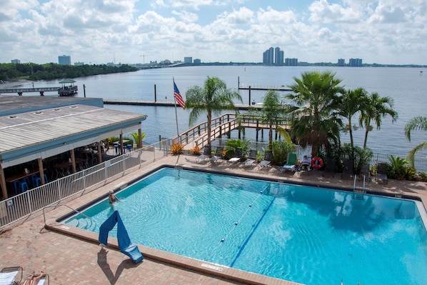 Piscine extérieure, chaises longues