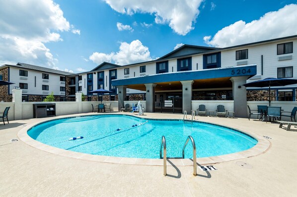 Outdoor pool, open 9:00 AM to 9:00 PM, sun loungers