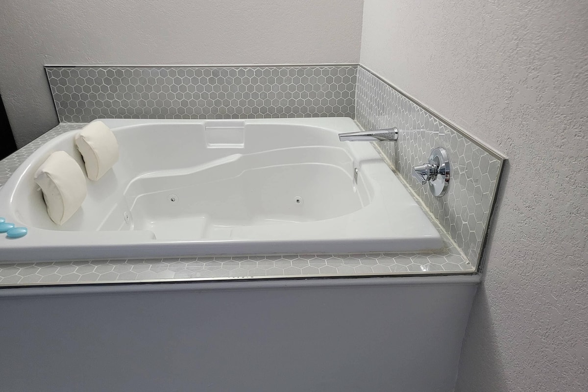 Suite, 1 King Bed, Non Smoking, Hot Tub | Desk, free WiFi, bed sheets