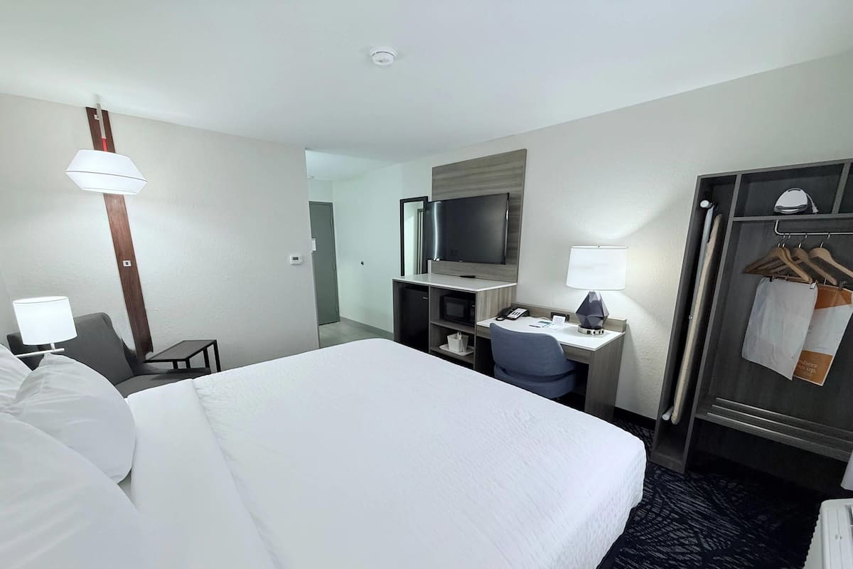 Standard Room, 1 King Bed, Non Smoking | Desk, free WiFi, bed sheets