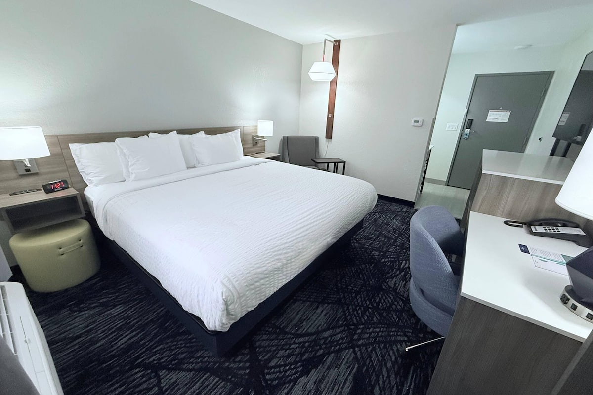 Standard Room, 1 King Bed, Non Smoking | Desk, free WiFi, bed sheets
