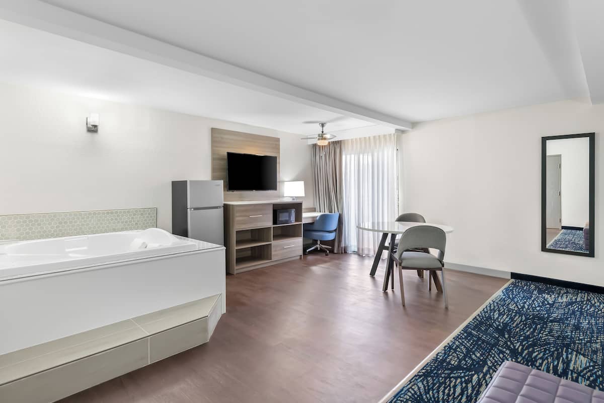 Suite, 1 cama de matrimonio grande, no fumadores, bañera de hidromasaje | Escritorio, wifi gratis, ropa de cama