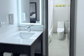 Escritorio, wifi gratis y ropa de cama 