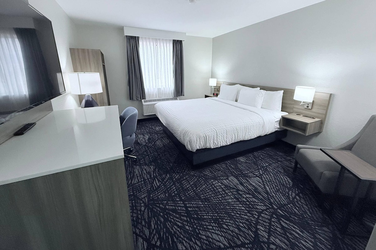 Room, 1 King Bed, Accessible, Non Smoking | Desk, free WiFi, bed sheets