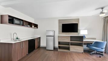 Escritorio, wifi gratis y ropa de cama