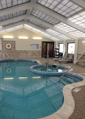 من حمّامات السباحة المغطاة