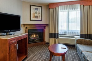 Pillowtop beds, blackout drapes, iron/ironing board, free WiFi - Comfort Inn & Suites West Springfield (West Springfield)