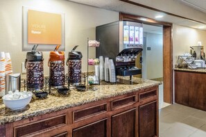 Breakfast area - Comfort Inn & Suites West Springfield (West Springfield)