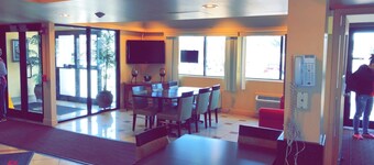 Super 8 by Wyndham Hartford