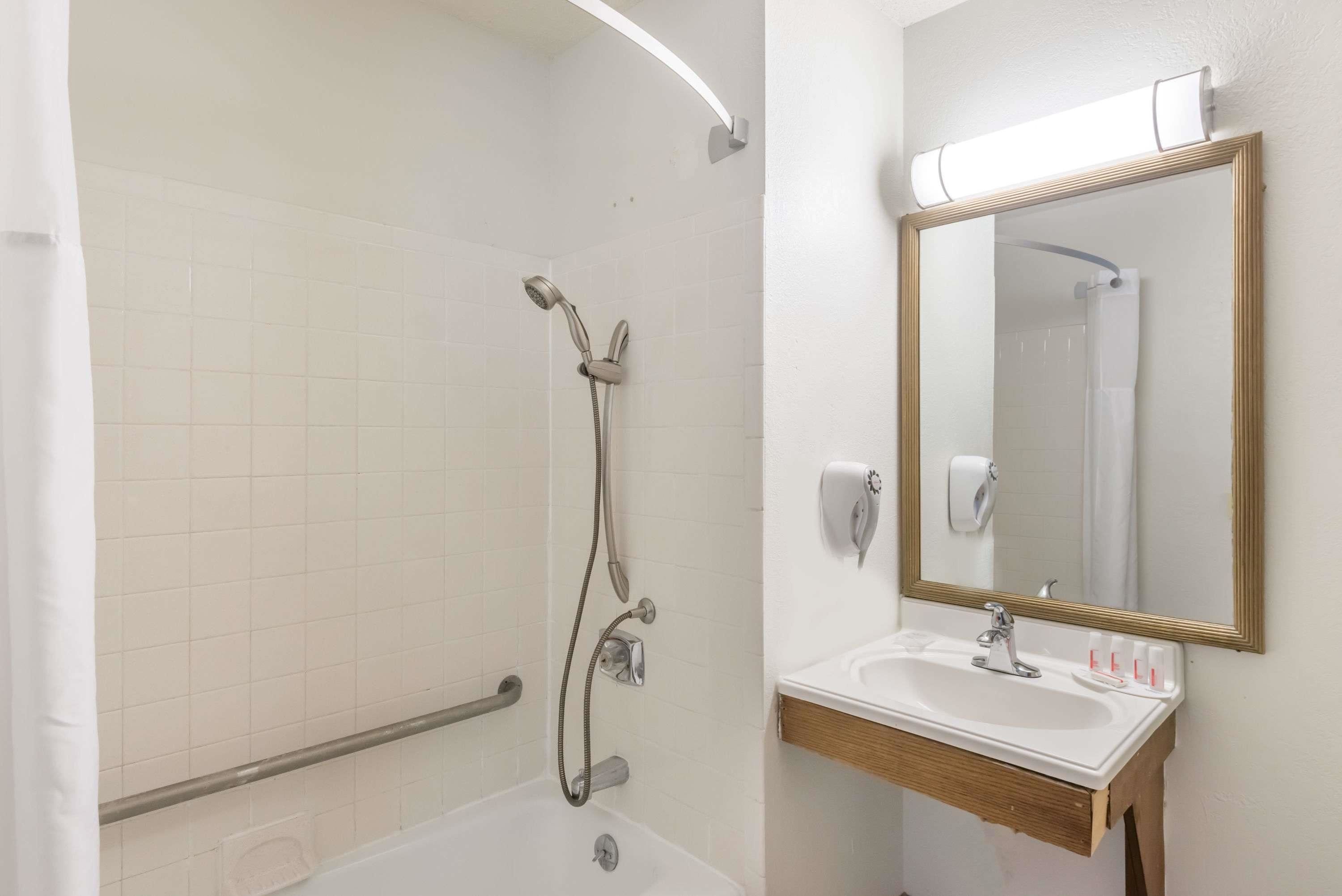 Standard Room, 1 King Bed, Accessible, Non Smoking | Bathroom | Combined shower/tub, hydromassage showerhead, free toiletries