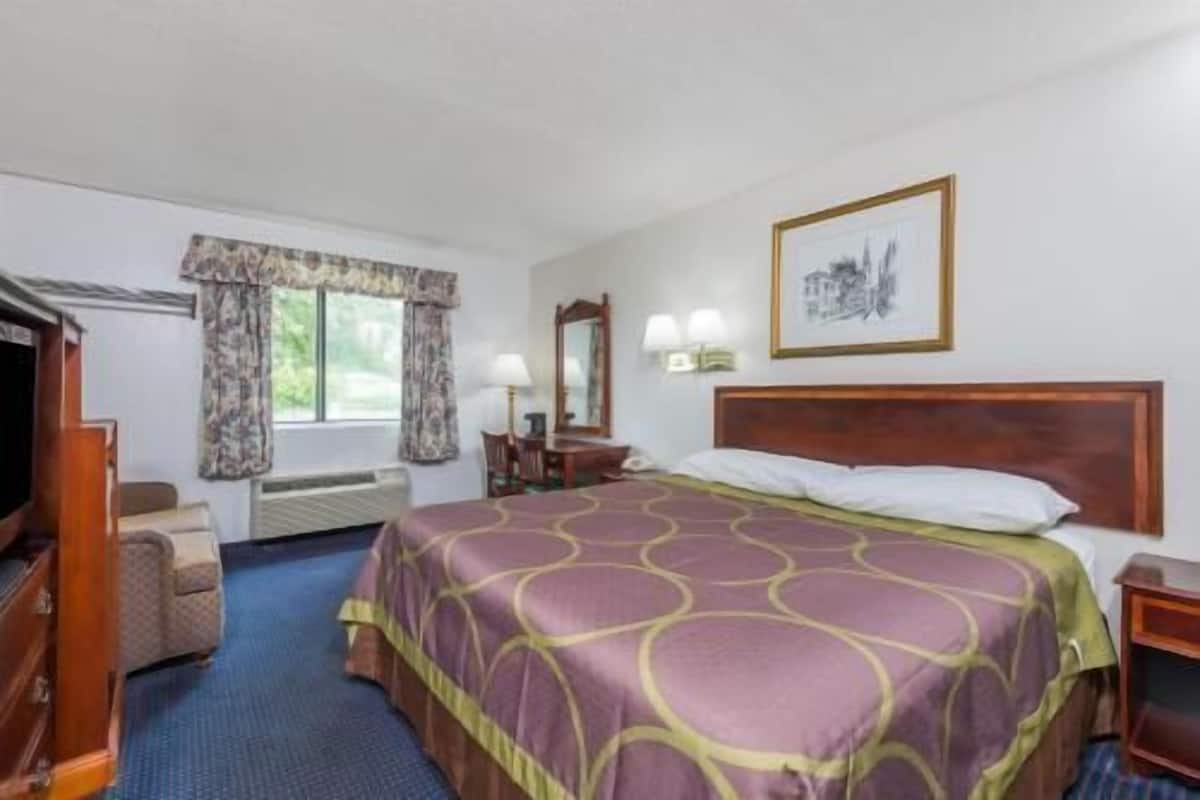 Desk, iron/ironing board, free cribs/infant beds, free WiFi