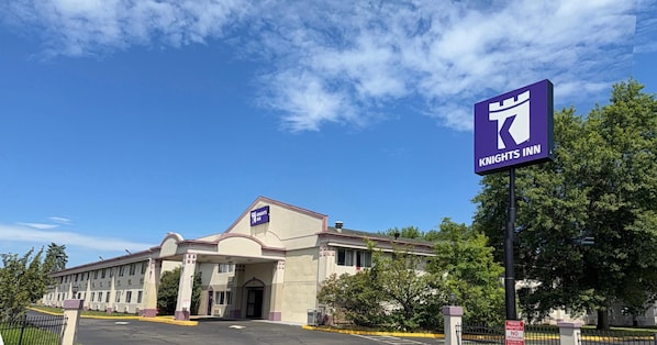 A Knights Inn hotel with a prominent sign, a parking lot, and a building facade.
