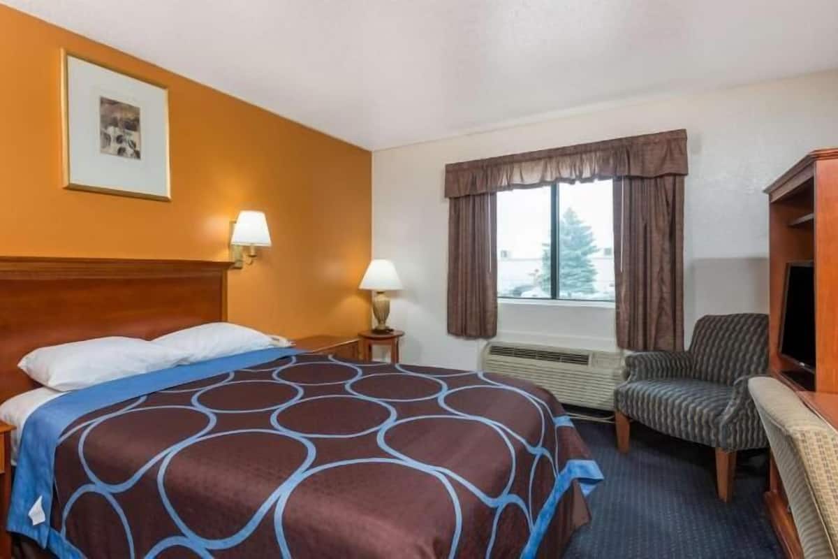 Desk, iron/ironing board, free cribs/infant beds, free WiFi