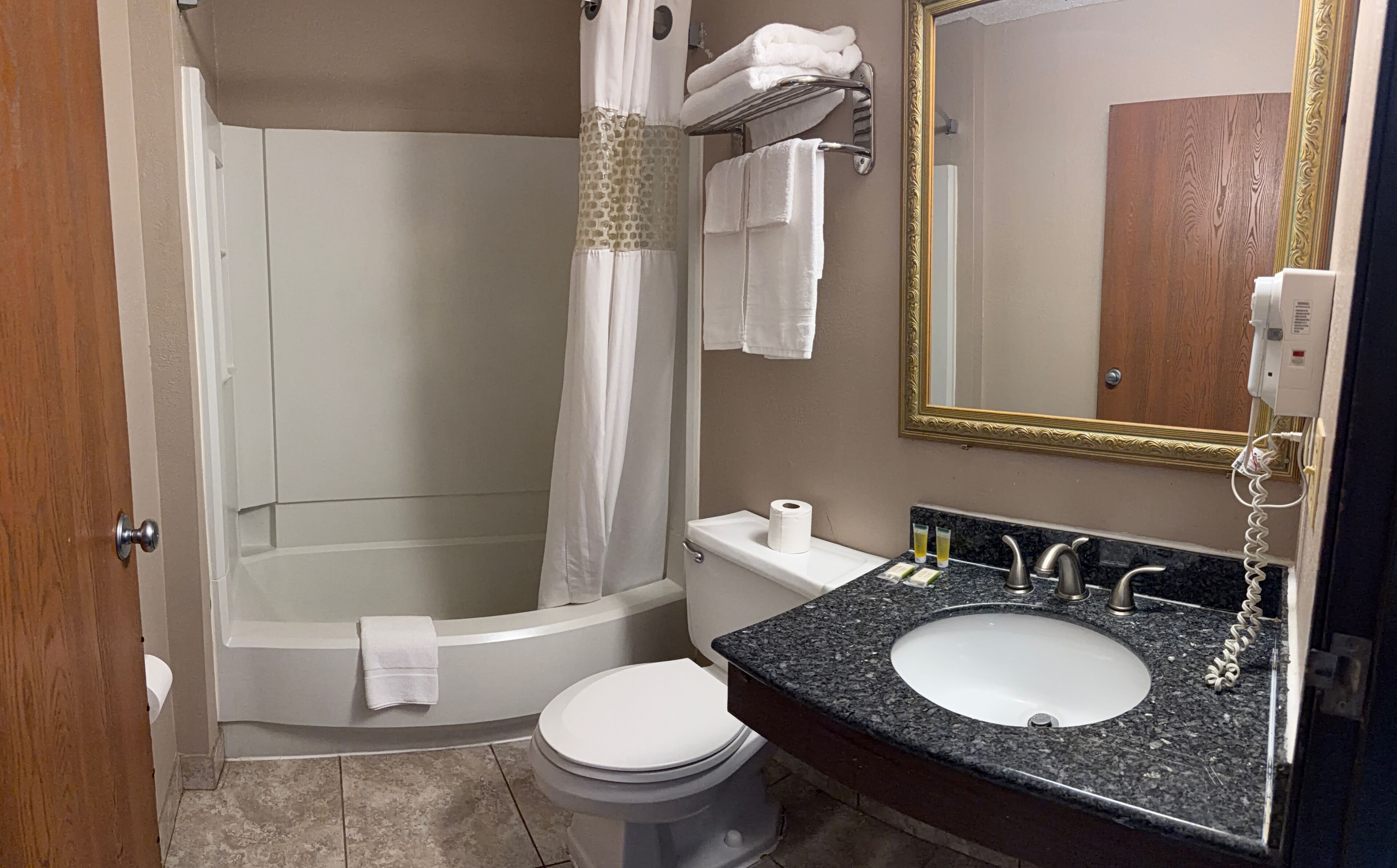 Combined shower/bathtub, hydromassage showerhead, free toiletries