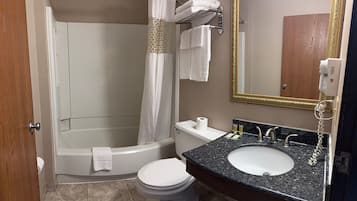 Combined shower/bathtub, hydromassage showerhead, free toiletries