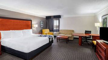 Svit - 1 kingsize-säng med bäddsoffa - icke-rökare | Sängtillbehör av högsta kvalitet, skrivbord och mörkläggningsgardiner