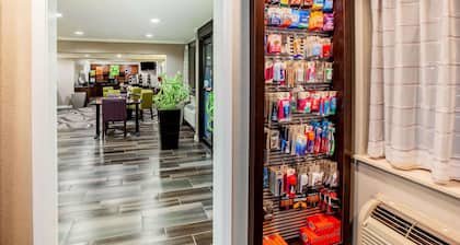 La Quinta Inn & Suites by Wyndham Houston Baytown East
