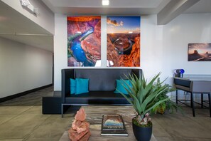 Lobby sitting area - Hotel Elev8 Flagstaff, Trademark Collection by Wyndham (Flagstaff)