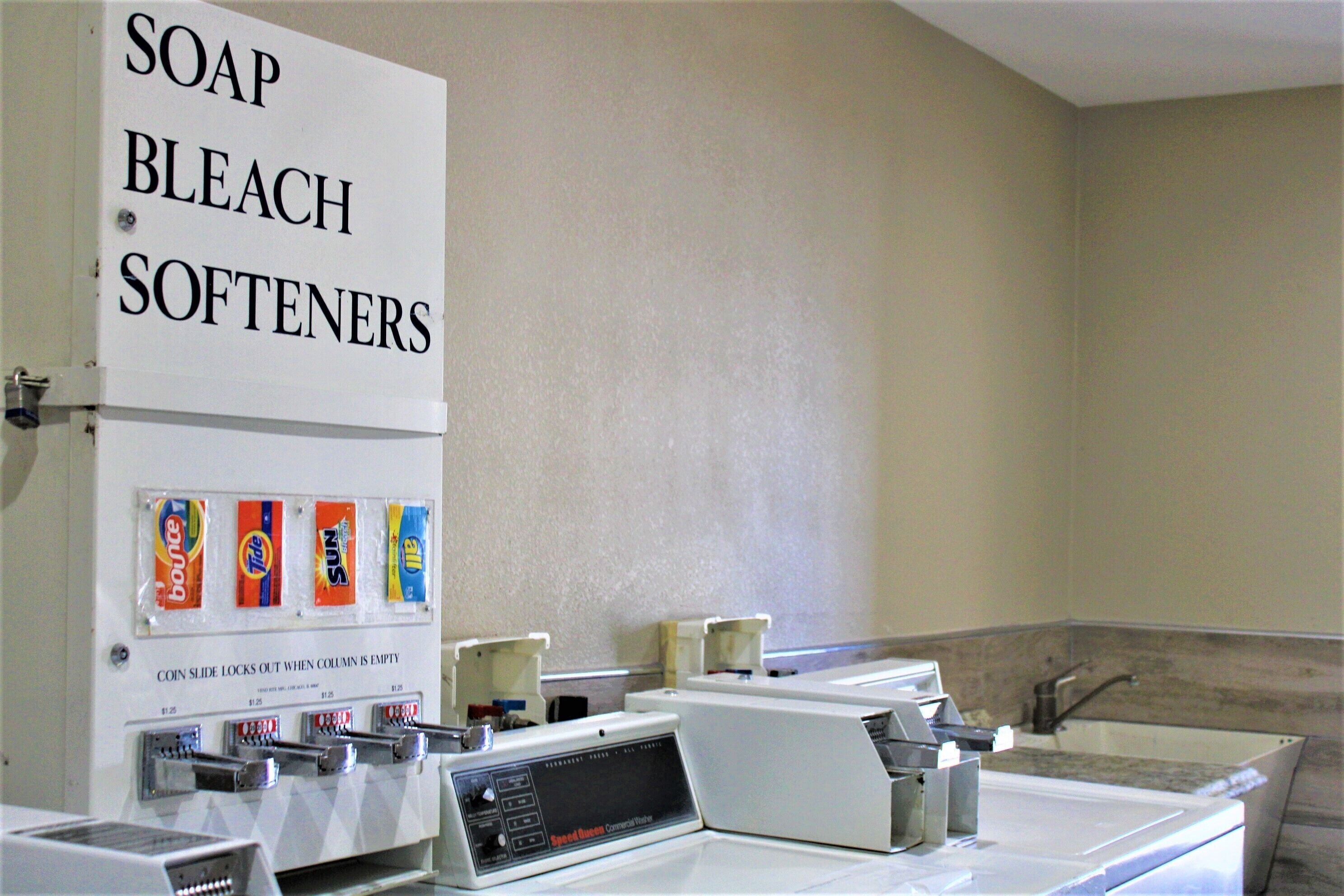 courtyard king | bathroom | shower, free toiletries, hair dryer, towels