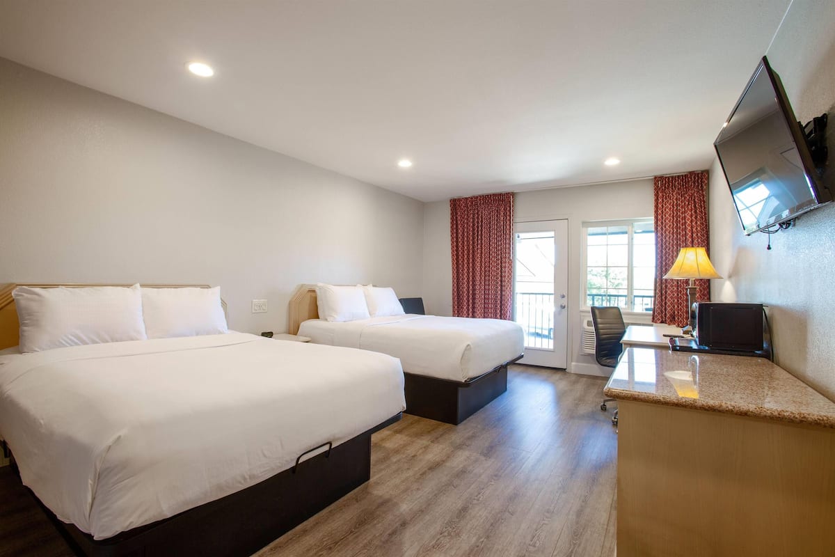 Chambre, 2 grands lits, non-fumeurs, vue cour intérieure | Literie de qualité supérieure, surmatelas, ameublement personnalisé