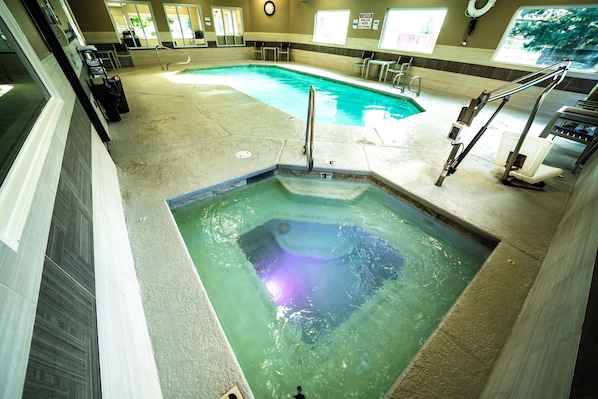 Indoor pool, sun loungers