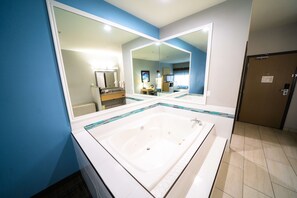 Suite, 1 très grand lit, non-fumeurs, baignoire à jets | Literie hypoallergénique, coffres-forts dans les chambres, bureau