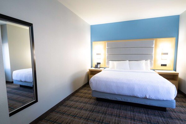Suite, 1 King Bed, Non Smoking, Jetted Tub | 1 bedroom, hypo-allergenic bedding, in-room safe, desk