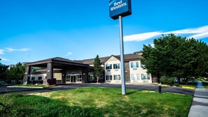 Et Best Western hotel med et moderne design, der inkluderer parkeringsplads under tag og en velholdt græsplæne.