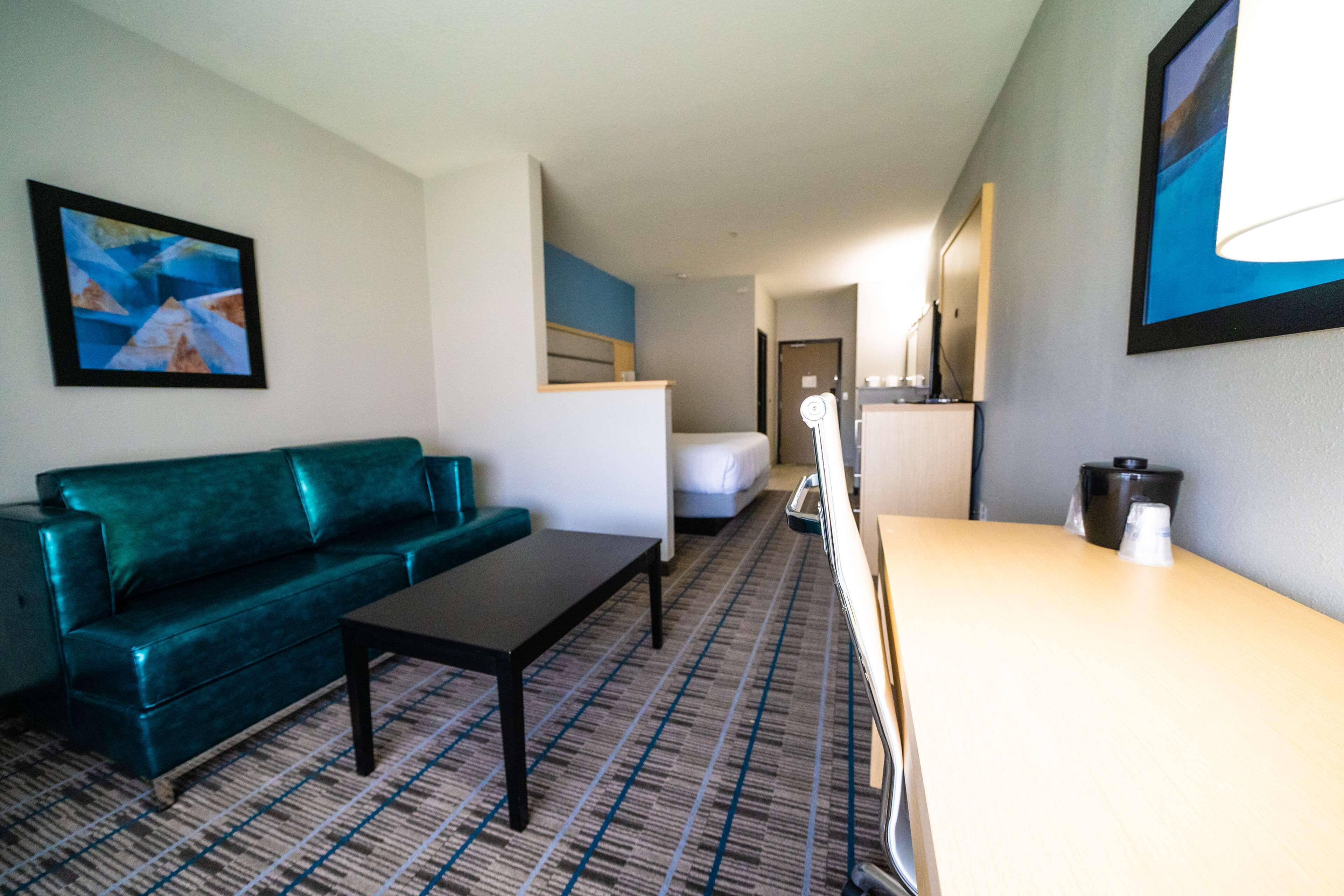 低刺激性寝具、セーフティボックス (室内)、デスク、ノートパソコン用作業スペース