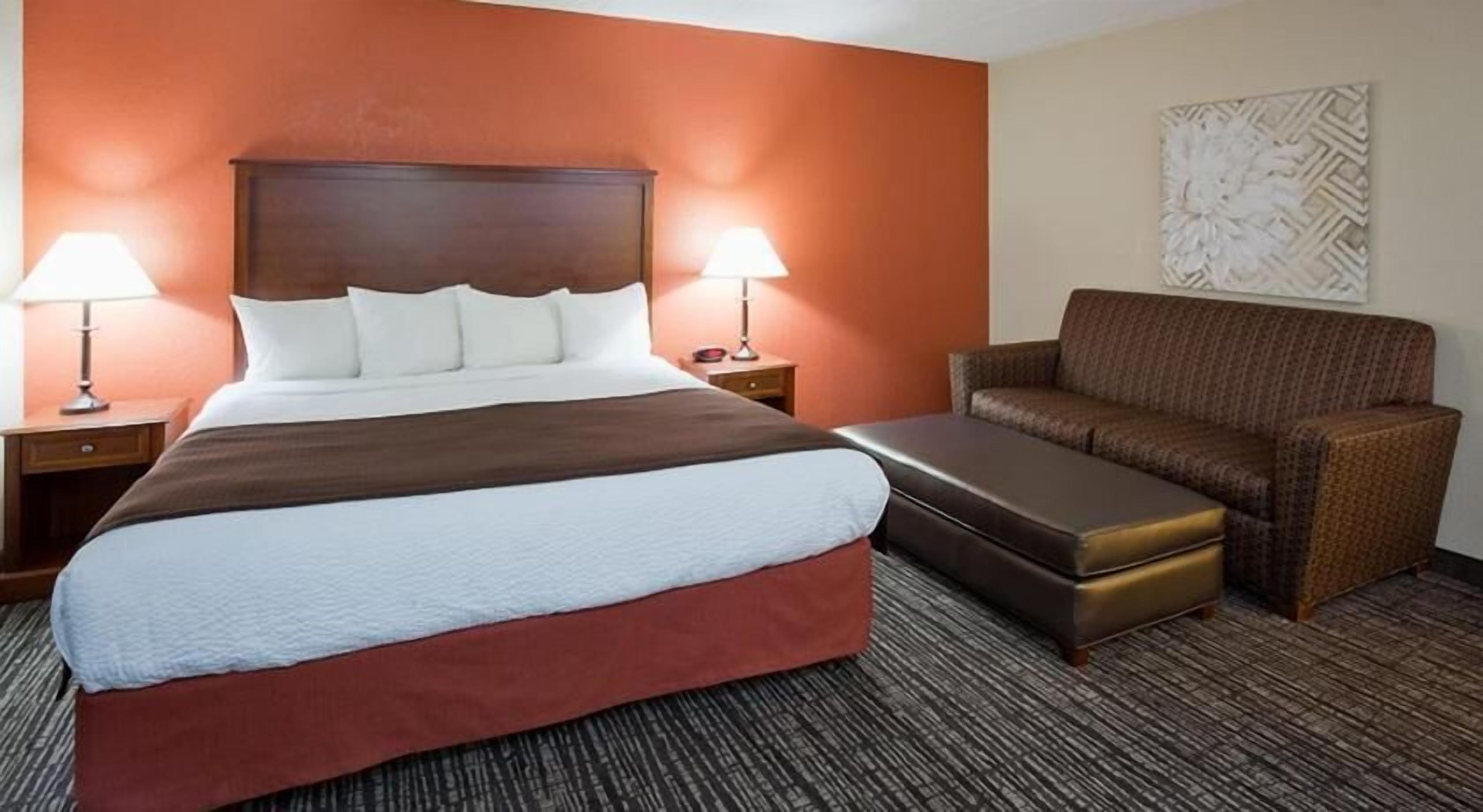 1 bedroom, premium bedding, desk, laptop workspace