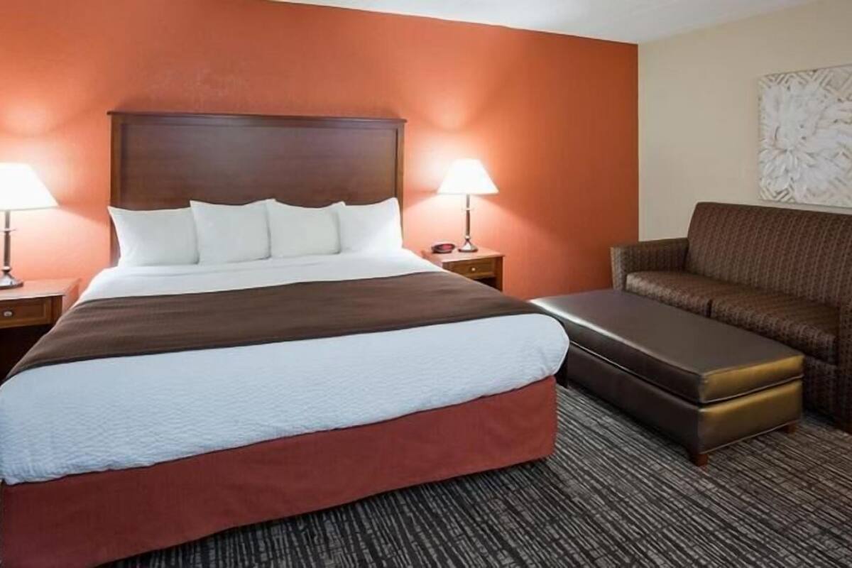 1 bedroom, premium bedding, desk, laptop workspace
