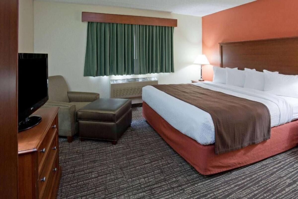 1 bedroom, premium bedding, desk, laptop workspace
