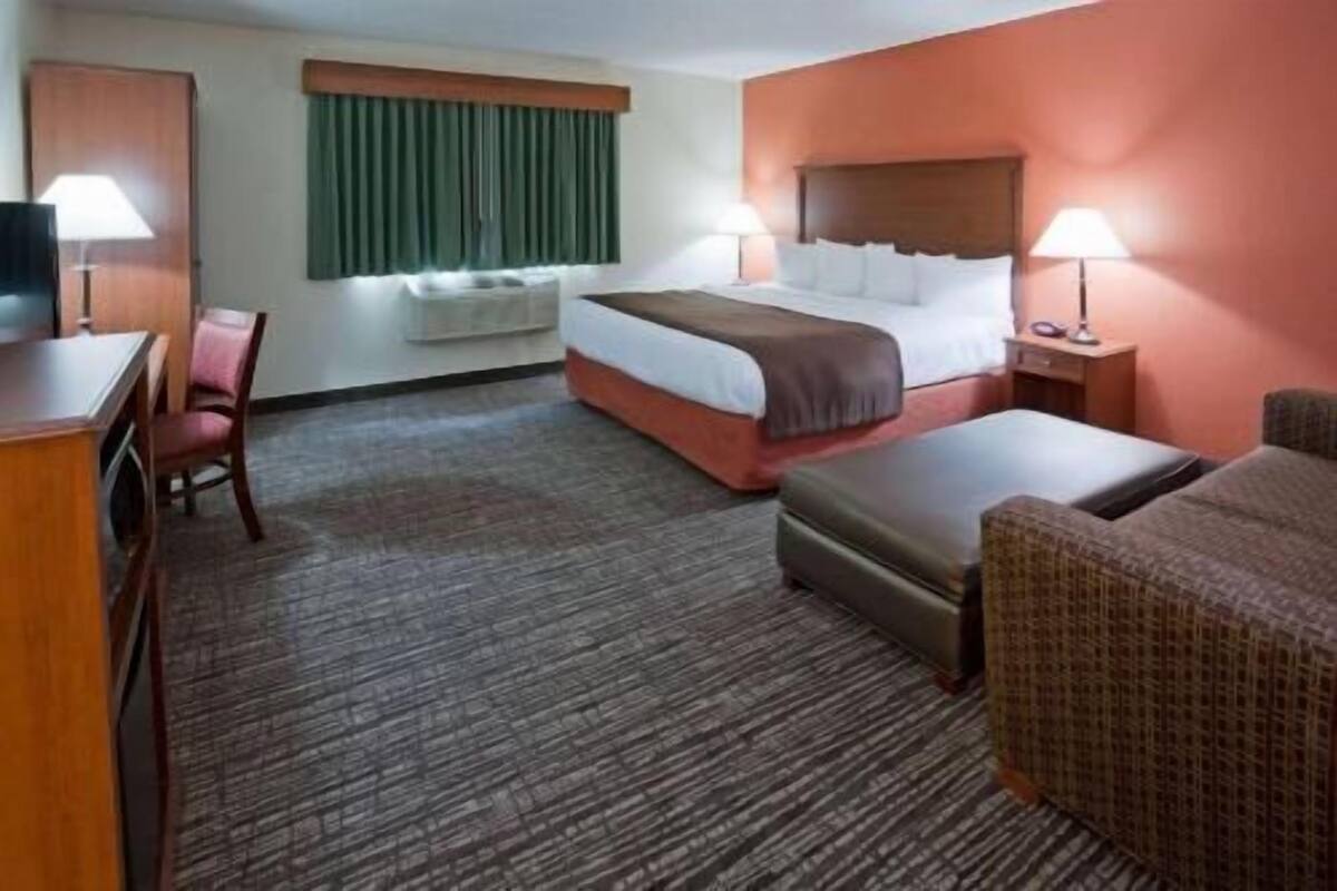 1 bedroom, premium bedding, desk, laptop workspace