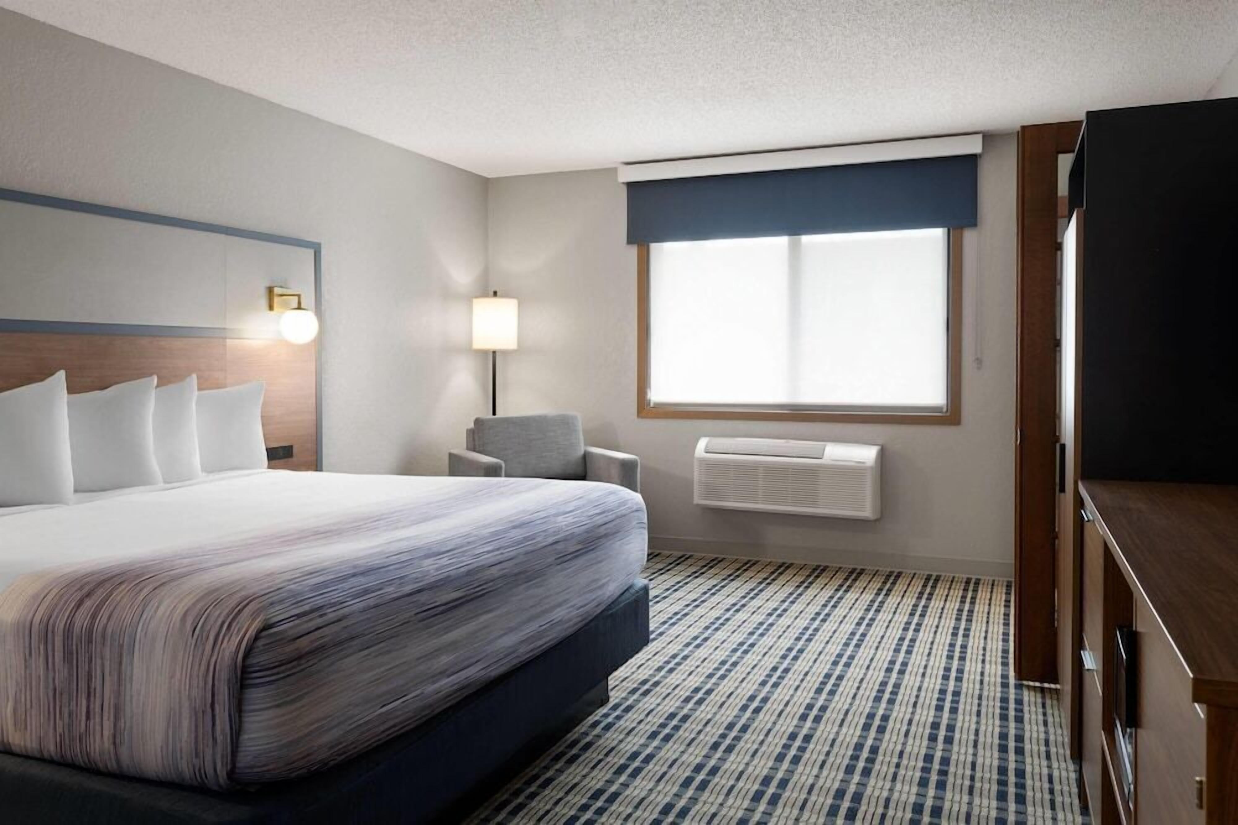 1 bedroom, premium bedding, desk, laptop workspace